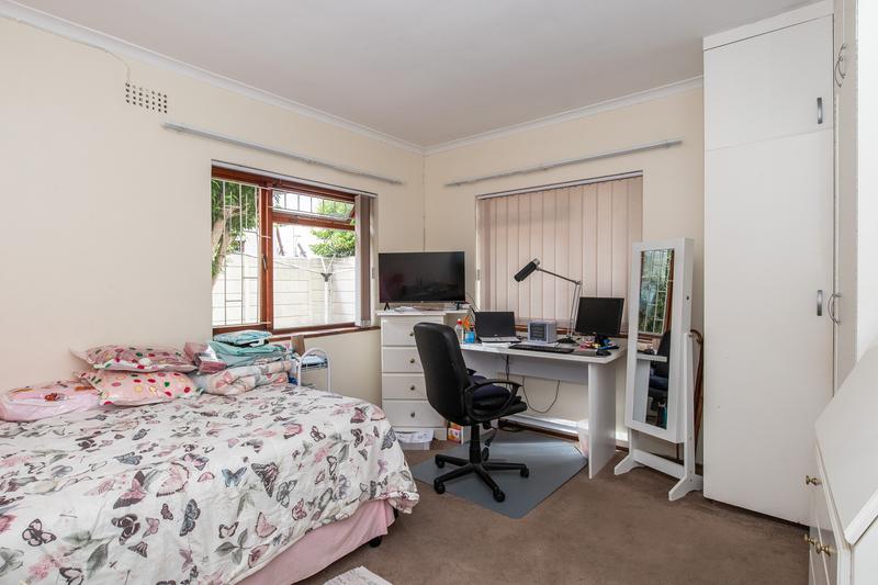 To Let 4 Bedroom Property for Rent in Meadowridge Western Cape